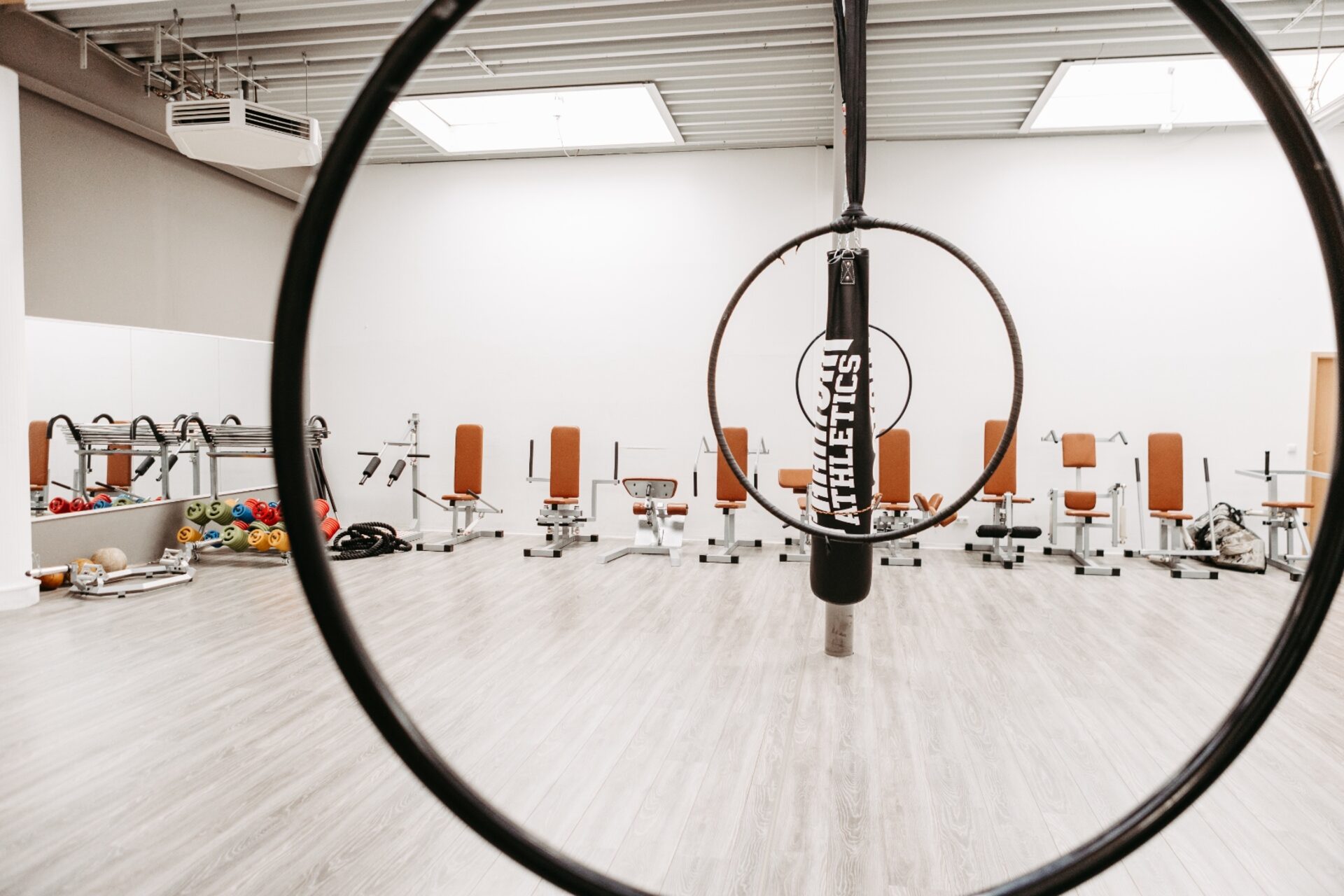 Kursraum mit Aerial Hoop und Trainingsgeräten