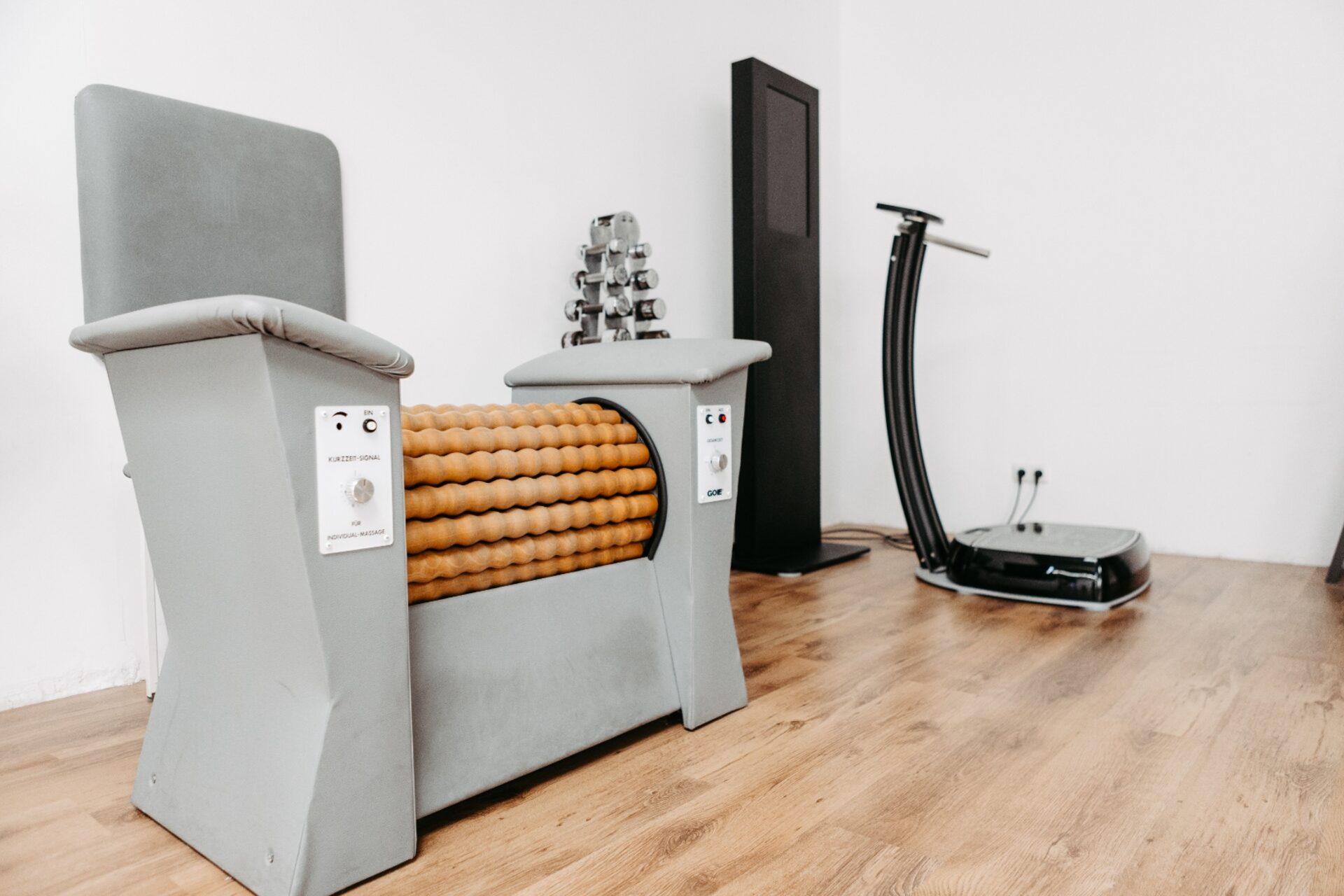 Rollenmassage und Vibrationsplatte im Wellnessbereich