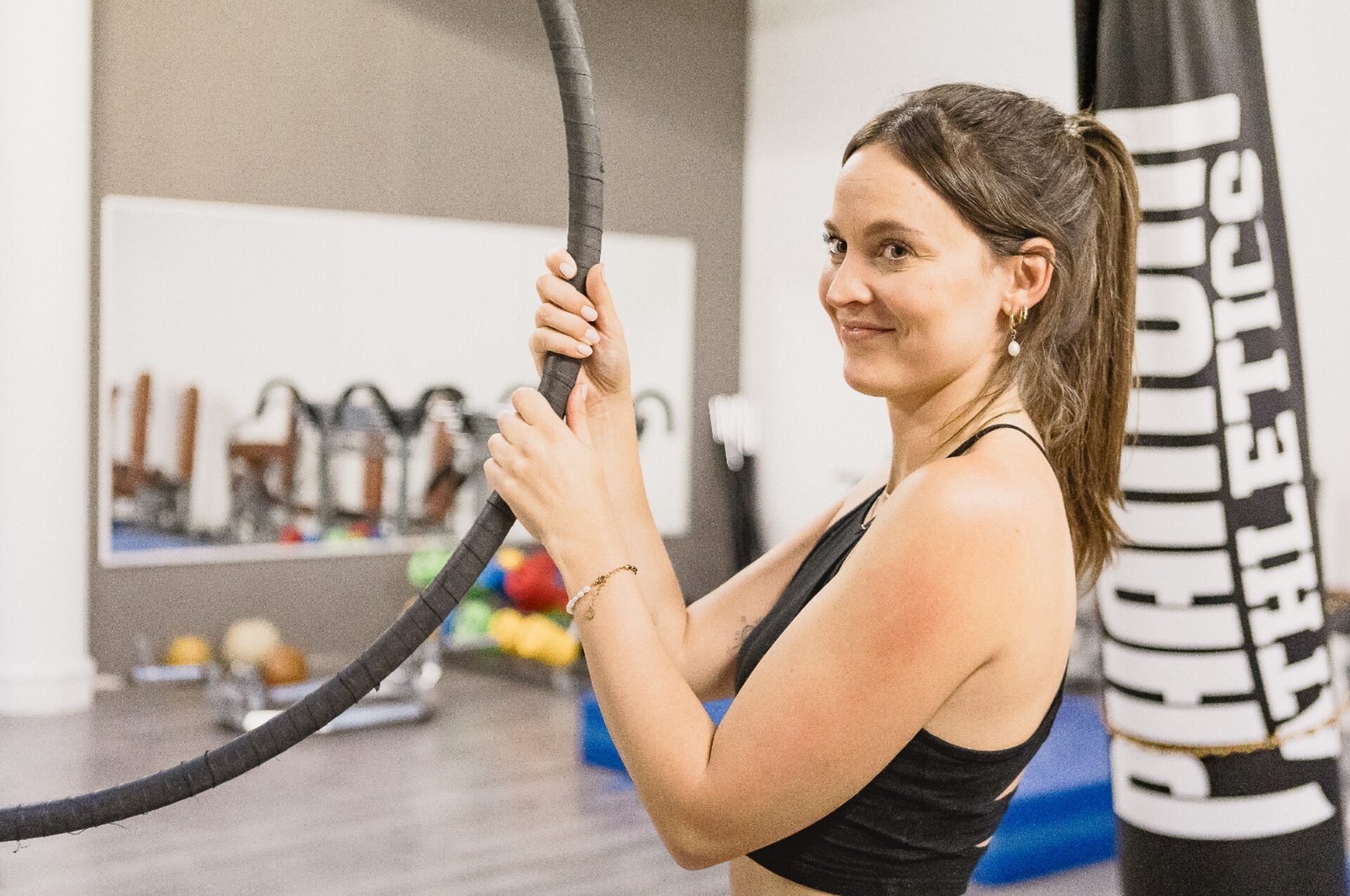 Aerial Hoop Training in Aktion im GYM-Fitnessclub