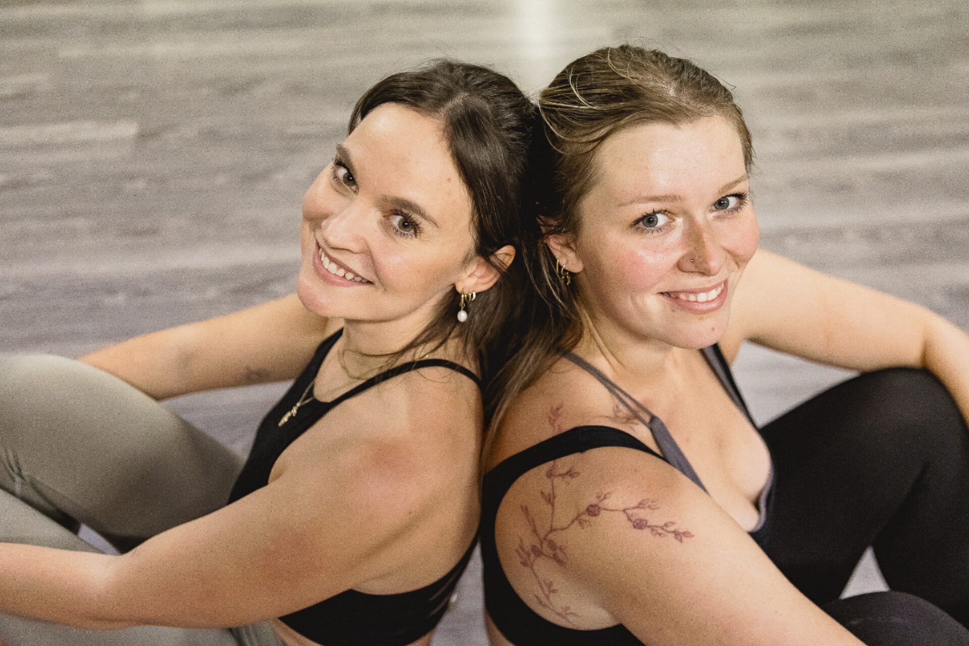 Lena und Sarah – Aerial Hoop Trainerinnen im GYM-Fitnessclub Espenhain