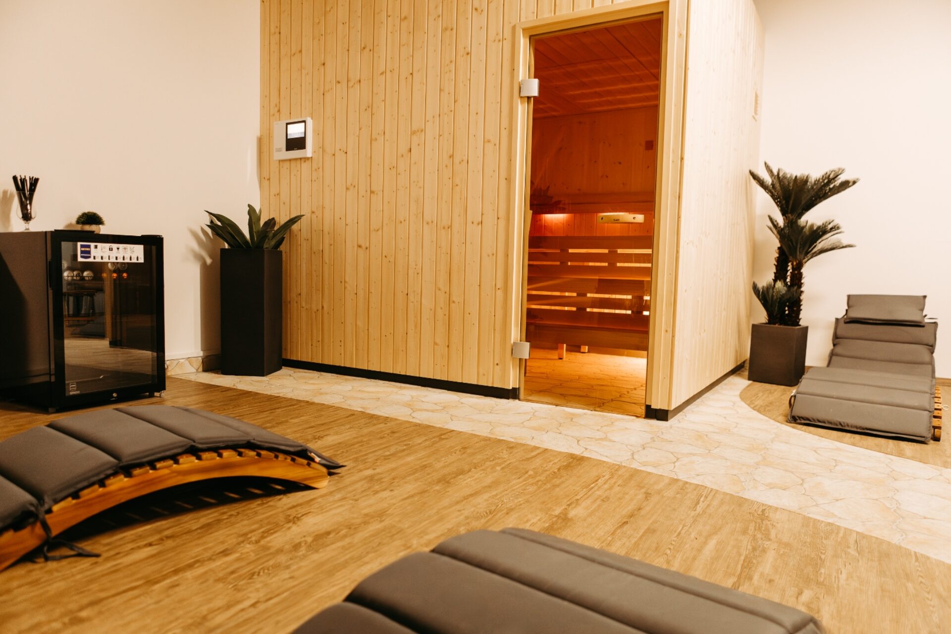 Saunabereich GYM-Fitnessclub Espenhain – Blick auf die Saunakabine mit Ruheliegen