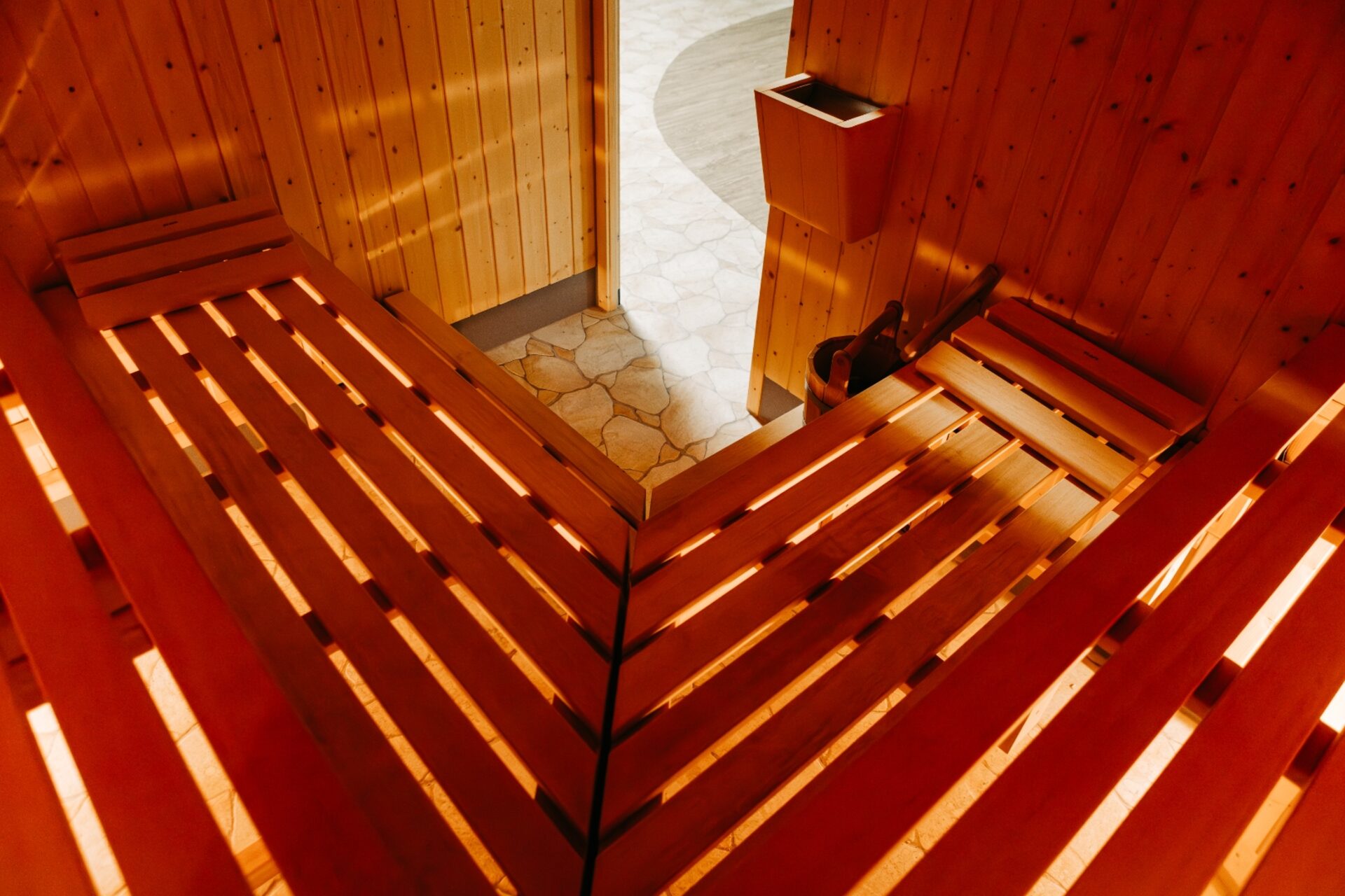 Sauna-Innenraum im GYM-Fitnessclub Espenhain – Holzbänke und warmes Licht