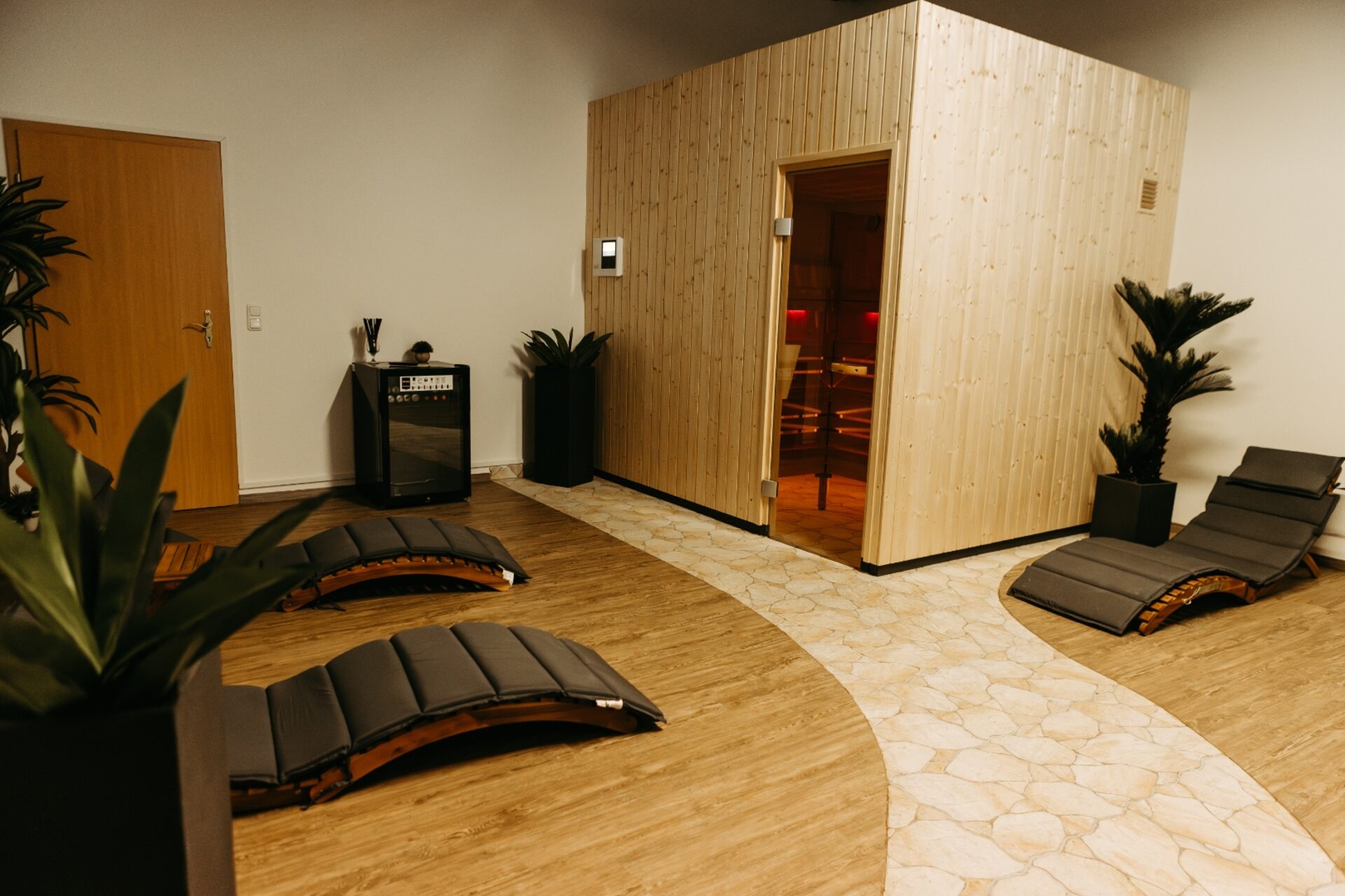 Saunabereich im GYM-Fitnessclub Espenhain – Ruhebereich mit Liegen und Saunakabine