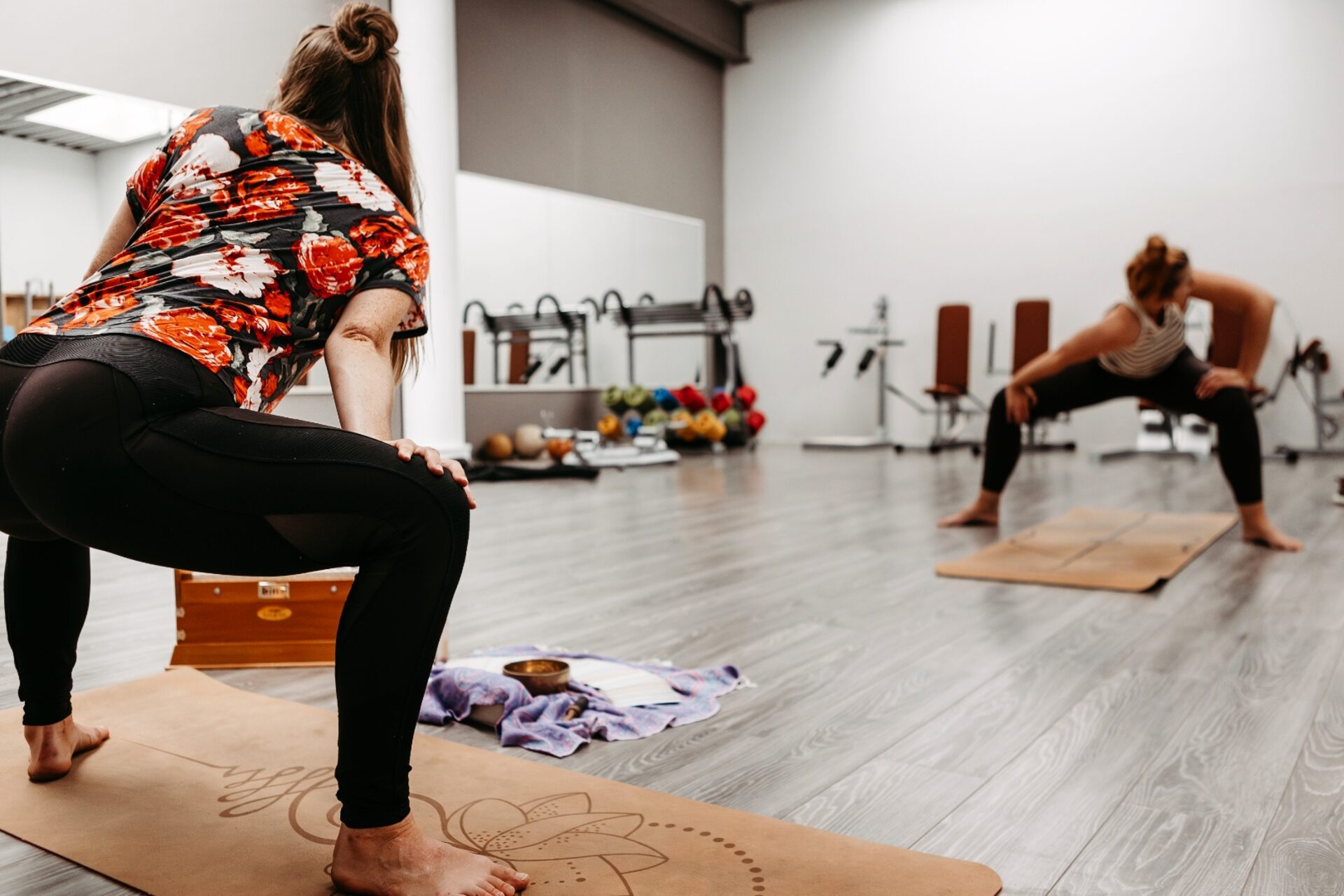 Yoga-Kurs im GYM-Fitnessclub Espenhain – Trainerin und Teilnehmerin auf Korkmatten